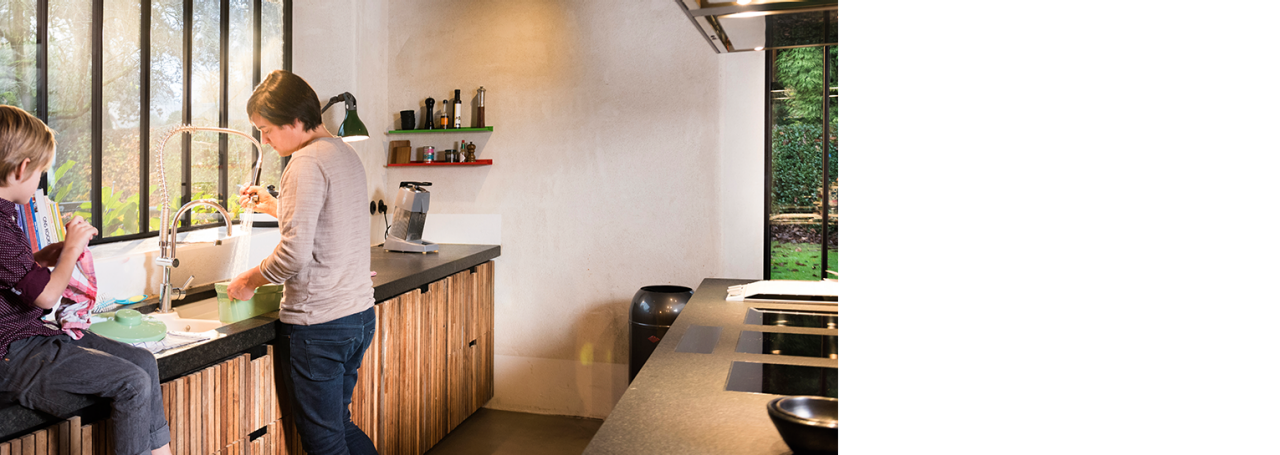 Женщина моет посуду горячей водой