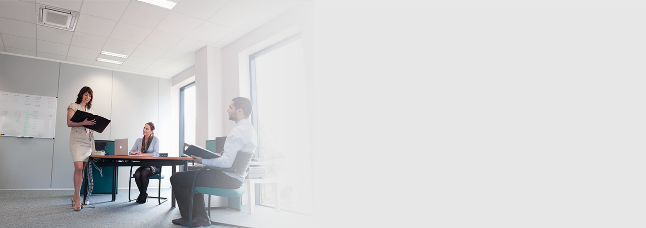 Три человека на встрече в офисе