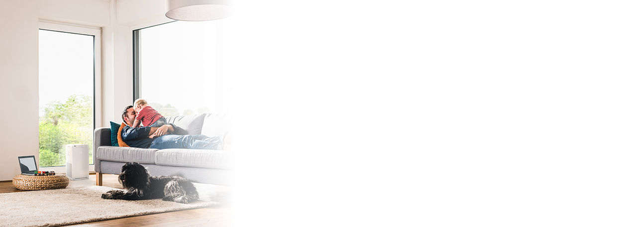 Отец и ребенок на диване